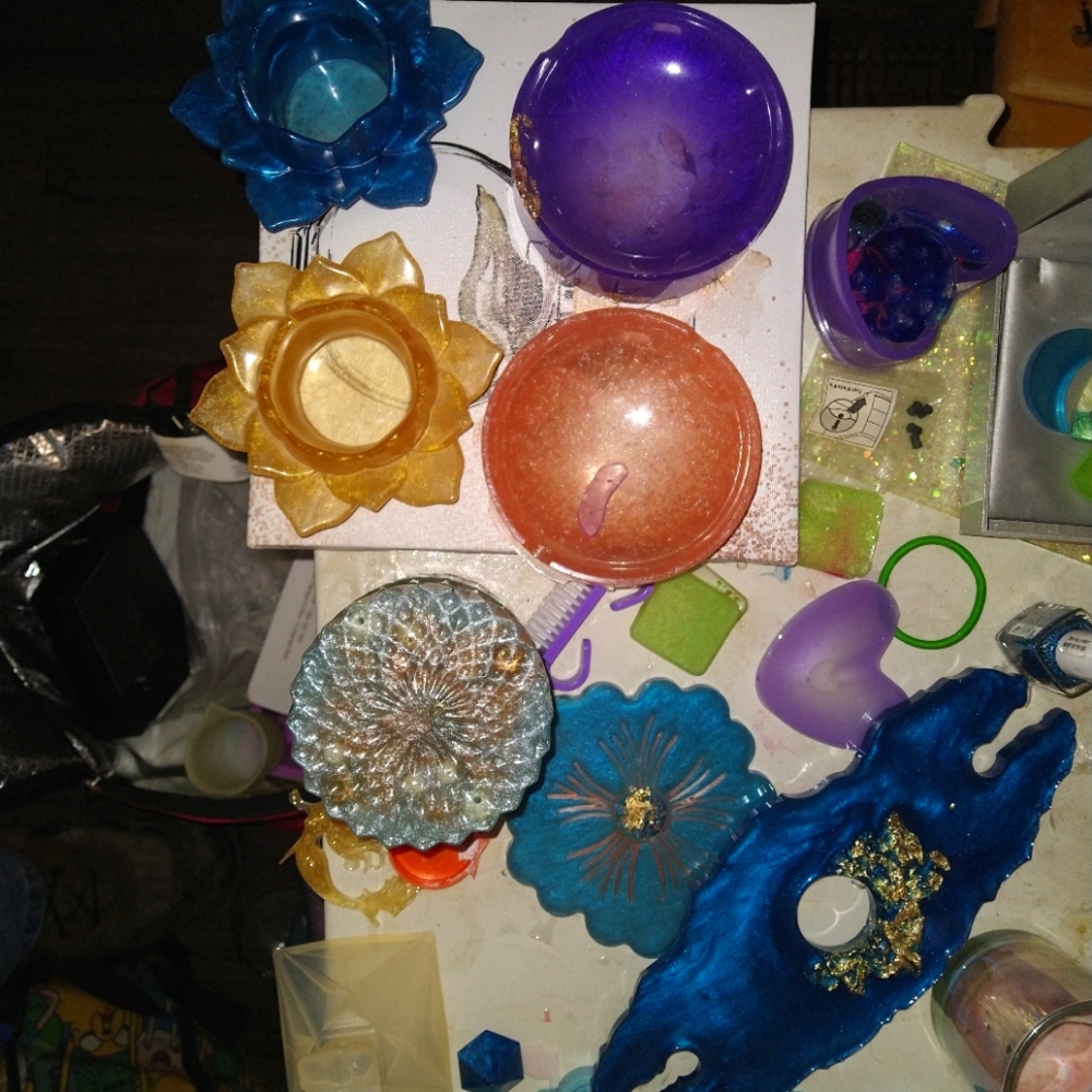 Huge variety of epoxy products, jewelry, memorabilia items, and home decor